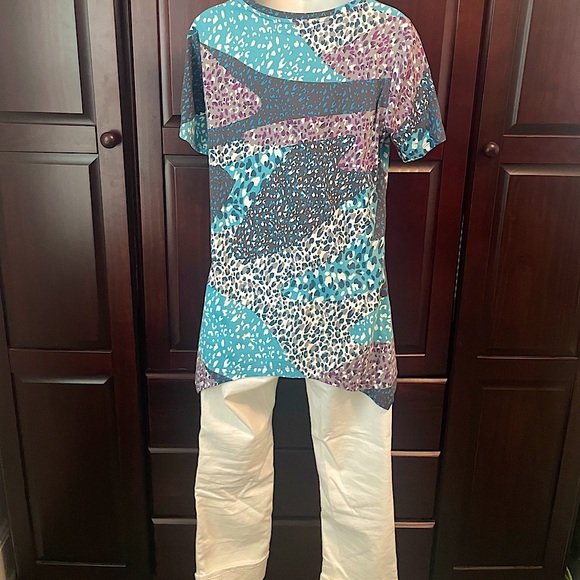 Lori Goldstein Abstract Animal Print Top - Picture 5 of 9